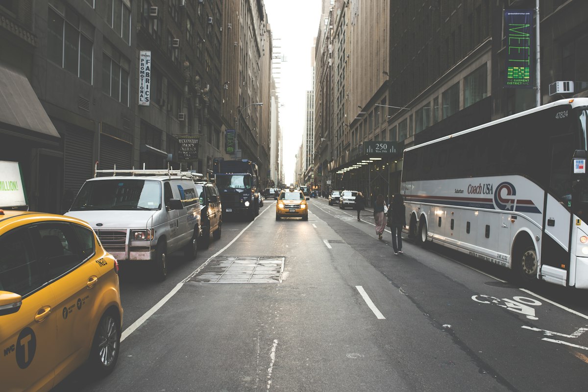 Vista de uma via urbana com veículos em circulação